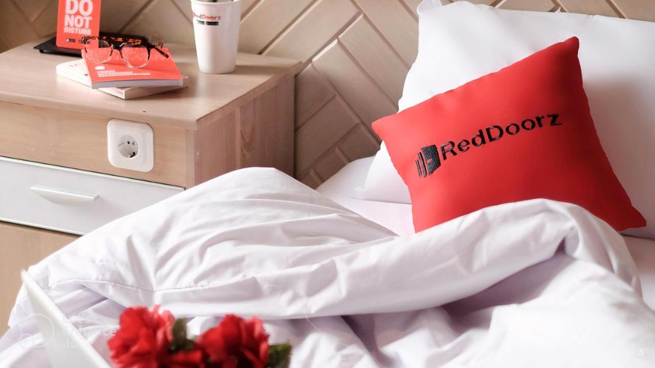 Reddoorz Tahami Hotel Near Kha Van Can Хошимин Экстерьер фото